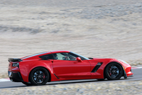 車重は3524ポンド（1598kg）。前後の重量配分は50：50。
    