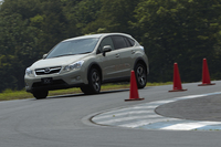 サーキット走行では、モーターのアシストによる力強さとクイックなハンドリングが際立つ。