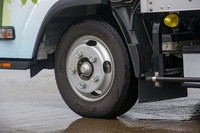 タイヤのサイズはボディーやシャシーの仕様によって異なり、今回試乗した「ハイキャブ ショートボディー ドライバン」では前後とも195/75R15となっていた。