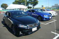 ハイブリッド以外のレクサス車も用意され、一般公道での試乗が実施された。写真は、マイナーチェンジしたばかりの「IS」シリーズから、「IS350 F SPORT」（手前）と「IS F」。