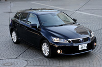 「CT200h」は、最もコンパクトなレクサスとして、2011年1月12日にデビュー。レクサスブランド初となるハッチバック車であり、セダン「HS250h」に次ぐハイブリッド専用モデルだ。