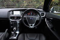 各所にアルミの装飾パネルが施された「V40 D4 R-DESIGN」のインテリア。シフトパドル付きの専用スポーツステアリングホイールが装備される。