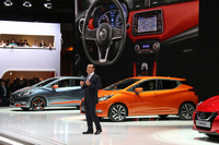 パリモーターショーでは、日産のカルロス・ゴーンCEO自ら、新型「マイクラ」を紹介した。後方のスクリーンには、カーオーディオのイメージも。