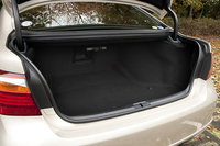 560リッター（VDA方式）というラゲッジルーム。
クリックすると中央部のトランクスルーが開いた様子が見られます。