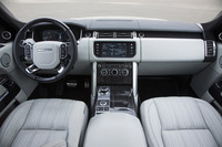 インテリアも伝統を継承する。インパネは水平と垂直の両ラインが交差する力強い造形。センターパネルのスイッチの数が大幅に減らされたおかげで、見た目の洗練度が高まった。