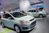 フォードの「C-MAXハイブリッド」（手前）とプラグインハイブリッドの「C-MAX ENERGI」（奥）。
