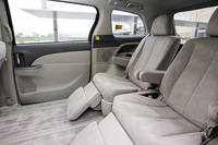 7人乗りのセカンドシートは、シート一体型のオットマンがついたリラックスキャプテンシート。写真は、サードシートを床下に収納し、セカンドシートを後方にスライドさせオットマンを引き出した、スーパーリラックスモード。