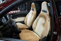 「アバルト695エディツィオーネ マセラティ」のレザーシート。