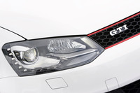 L字型に配されたLEDポジショニングランプ付きバイキセノンヘッドライトは、オプション設定（12万6000円）。