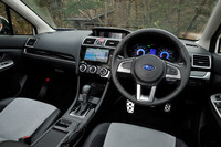 「XVハイブリッド 2.0i-L EyeSight」のインテリア。今回の改良では、サイドエアバッグとカーテンエアバッグが全車標準装備となった。