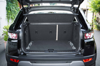 「イヴォーク」のラゲッジルーム。テスト車にはオプションの「ラゲッジスペース・レール」が装備されていた。
    