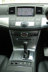 ブラックの本革内装にメタル調フィニッシャーのコンビネーション。写真をクリックするとセンターコントロールのアップが見られます。