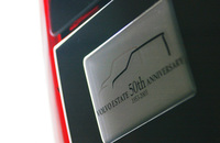 リアゲートの「ボルボ・エステート誕生50周年記念エンブレム」。