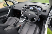 インパネは、専用のホワイトメーター、センターコンソールに、形状、デザインとも「CC」オリジナルの革巻きスポーツステアリングホイールを採用した。