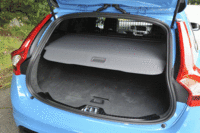 ラゲッジカバーとラゲッジセーフティーネットは標準装備。（クリックするとリアシートが倒れる様子が見られます）