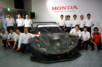 参戦マシン「HSV-010 GT」を囲む、SUPER GTのドライバーたち。今シーズンのマシンは、重量配分を考慮してラジエターを車体左右に振り分けて搭載。よりシャープな回頭性が得られるようになったという。
同車の市販化を聞かれたホンダの伊東孝紳社長は、「できたらいいとは思っている」「SUPER GTのマシンは市販車が前提という、主催者の考えには応えたい」と、その可能性がゼロでないことをにおわせた。