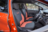 
    「インテンス」には座面と背もたれが簡単に取り外せる「ジップシートクロス」が採用される。（写真をクリックするとシート表皮を取り外した状態が見られます）
    