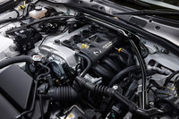 最高出力131psを発生する1.5リッター直4エンジン。エンジンルームには補強パーツのフロントサスタワーバーが備わる。