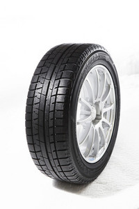 135/80R12〜245/45R19の全89サイズがそろう。価格はオープンプライス。