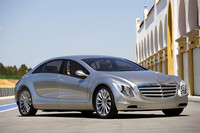 安全、空力、快適など、さまざまな要素からその形状を導き出したと思われる、未来のフラッグシップを想定したボディ。
