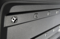 荷室の左右には、片側につき10個の「ユーティリティナット」が埋め込まれている。キャップには十字のミゾが切られており、コインなどで簡単に外せる。