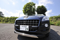 ノーズに収まる1.6リッター直噴ターボは、欧州の排出ガス基準「EURO5」に適合する新世代ユニット。これに6ATが組み合わされ、10・15モード燃費は10.6km/リッターをマークする。