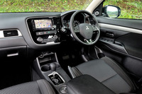 ダッシュボードまわりは従来型と比較して大きな変更はないが、ステアリングホイールをはじめ、各所の質感が見直されている。
    