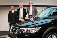 左から、ピーシーアイ株式会社の相原聡代表取締役、サーブオートモービルABのエグゼクティブセールスディレクターであるエイドリアン・ホールマークと、リージョナルディレクターアジアパシフィックのステファン・ニコルス。新しくラインナップに加わる「サーブ9-3X」と。