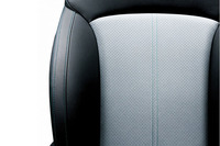 シート表皮にはブルーグリーンステッチを施したウルトラスエードを採用。