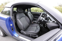 「MINIクーパー クーペ」は、クロスのスタンダードシートが標準装備となるが、テスト車には、レザーパンチのスポーツシートが装備されていた。