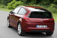 ドアの枚数以上にサルーンとの違いがわかる、クーペのリアまわり。