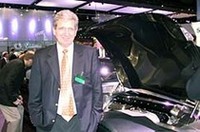 「シックスティーン」のOHVエンジンを語るフリッツ・インドラ博士