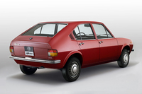 大衆車にコーダトロンカを取り入れた「アルファ・ロメオ アルファスッド」。（1971年）