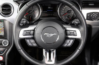 右ハンドル仕様の「マスタング」では、ウインカーレバーもステアリングコラムの右側に装備される。