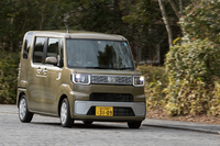 グレード構成は「D」「L」「X」「G」の4種類で、DとLには自然吸気エンジンが、XとGにはターボエンジンが搭載される。
    