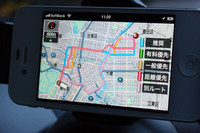 目的地設定を行うと「5ルート同時検索」が行われる。地図データの更新は2カ月に1度行われ、いつも最新の地図を利用することができる。写真は、東京駅から東京スカイツリーまでのルートを検索した画面。
