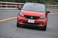 箱根のワインディングロードを行く「フォーフォー ターボ」。グイッと旋回していくさまはコーナリングマシンそのもの。