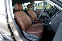 ティグアンのシートは、アルカンターラ＆ファブリックが標準だが、テスト車にはオプションのレザーシートパッケージが装着されていた。前席には、8ウェイの電動調整機能のほか、ヘッドレストの前後・高さ調整や、シートヒーターなどが備わる。