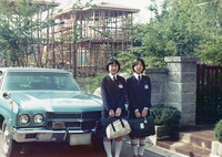 1976年。中学2年の女房（左）と友達。「おっ、『シボレー・シェヴェル マリブ』にも乗ってたのかよ〜」とボクが慌てたら、なんのことはない、アメリカから帰国した父親の親友のクルマだった。 