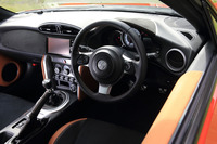 インテリアでは、トヨタ車では最も直径が小さい362mmのステアリングホイールを新たに採用。「GT“リミテッド”」では、各所に「グランリュクス」と呼ばれるバックスキン調素材を用いている。