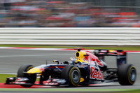 予選2位からスタートでトップに立ったセバスチャン・ベッテル（写真）。レース前半はトップを快走するが、2回目のタイヤ交換で作業に手間取り、アロンソに優勝をさらわれた。終盤タイヤがタレて、チームメイトのマーク・ウェバーから激しく攻められたが2位の座は守った。ウェバーにはチーム無線で「ポジションキープ」が言い渡されたが、ウェバーは無視してレースを続行したと後に語り、（またも）物議をかもしている。（Photo=Red Bull Racing）