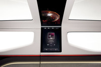 Bピラーから天井にかけてレイアウトされる大型モニター。