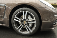 ホイールのサイズは標準で18インチ。テスト車は、「911ターボIIホイール」と呼ばれるオプションの20インチアルミホイールを履いていた。
    