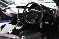 運転席まわりの様子。トランスミッションは、MTのほかにATも用意される。