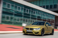 「M4クーペ」の車重は1497kg。軽量なぶんだけ「M3セダン」（1520kg。いずれもDIN値）よりパワーウェイトレシオでは優れるが、動力性能のメーカー公表値は両車で同値。