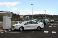 テストコースの駐車場に停車中の「フルーエンスZ.E.」。「トゥイジー」と同じく2010年のパリモーターショーに出展された、EVの4ドアセダンである。