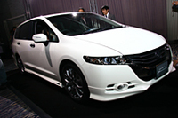 こちらは、“走りのグレード”アブソルート。出力以外に、エアロパーツや18インチホイール（ノーマルは16インチ）など見た目も異なる。