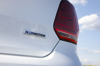 テールゲートに備えられた「BLUEMOTION」のバッジ。