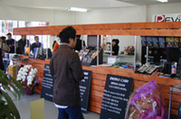 明るく広々した店内。中央の棚はケーブルなど、小物の展示コーナー。その裏がスピーカー＆アンプの試聴コーナー。