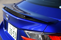 80km/h以上になると自動的に立ち上がるリアウイング。手動操作によるアップ／ダウンも可能。